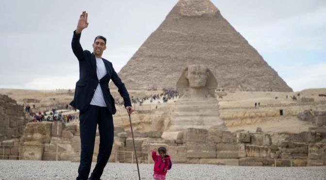 World’s smallest woman who stands at 2ft meets 8.2ft world’s tallest man for incredible photoshoot in Egypt